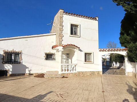 Villa with 26 m mooring in wide canal for sale in Empuriabrava, large plot and swimming pool, don't miss it!