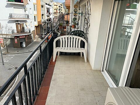 Spacious apartment for sale in the heart of Roses, near the beach, with three bedrooms and balcony. Ideal for living or as an investment