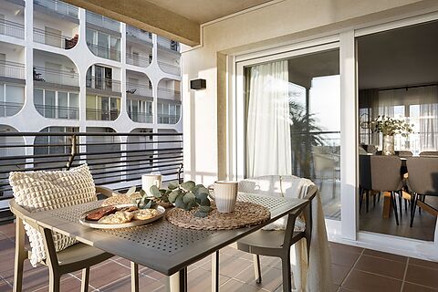 Beach apartment on the beautiful Costa Brava directly 1st line from the sea in Empuriabrava