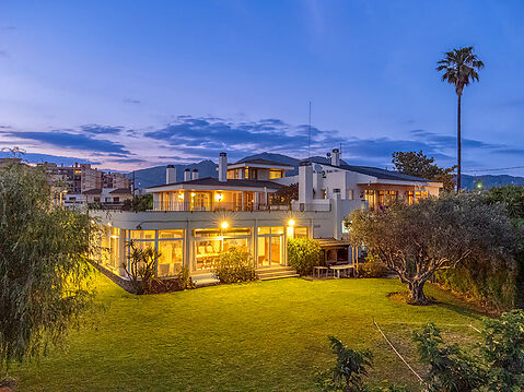 MANSION IDEAL FOR INVESTORS IN ROSES, COSTA BRAVA, NEAR THE BEACH