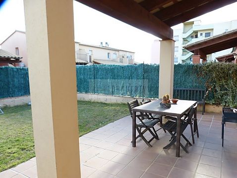 House with garden in residential area in Ampuriabrava for sale