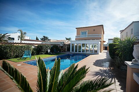 Magnificent villa for sale in the Gran Canal of Empuriabrava, with swimming pool and garage. Don't miss this opportunity!