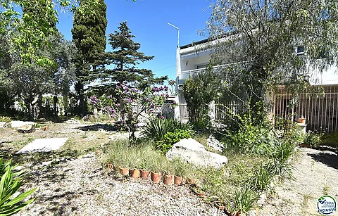 Oportunitat un pis a renovar a Santa Margarida, Roses, amb un ampli jardí privat de 207 m2.