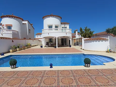 Fantastic holiday home in Empuriabrava directly on the canal with a berth of 12.50 m