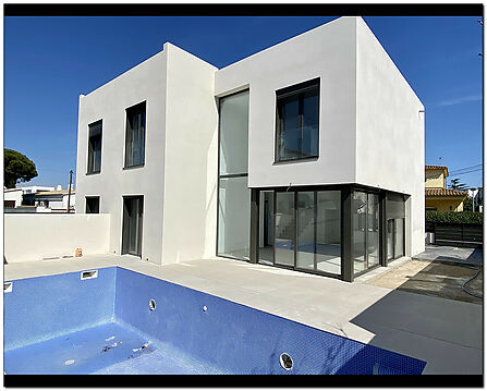 This semi-detached house is located in the Requesens Sector, in the center of Empuriabrava.