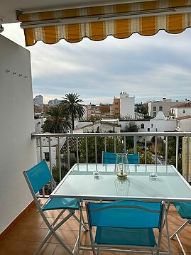 Nice and sunny penthouse in the heart of Empuriabrava, a step away from the beach.