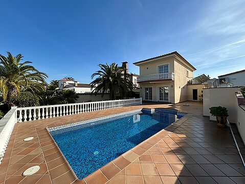 Belle maison avec amarrage, avec un terrain de 488 m2 et piscine, sur le canal à Empuriabrava.