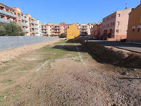 Terreny ampli prop de la platja en venda, ideal per a inversors en residència amb piscines i espais verds