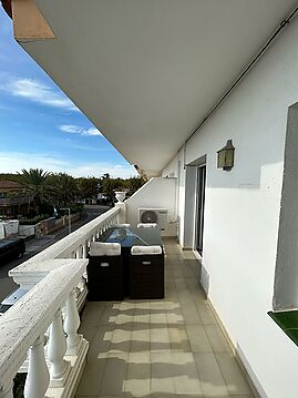 Beautiful flat for sale in Empuriabrava, with shared mooring and swimming pool, don't miss out! Parking included.