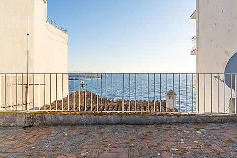 Maison à vendre rénovée à quelques pas de la plage de Roses. Au plein centre et vue sur la mer, à ne pas manquer !