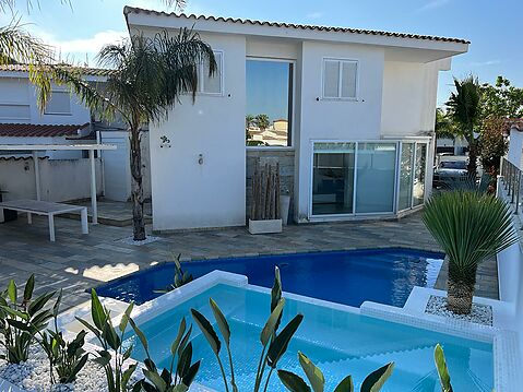 Empuriabrava beautiful modern house with pool and mooring near the beach, living room of 99 m2