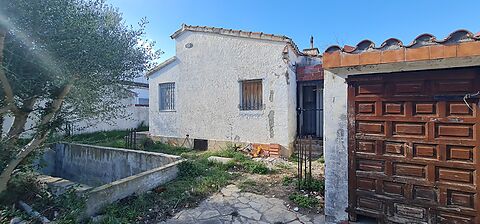 Opportunité unique ! Maison à rénover à Empuriabrava, avec grand terrain et proche de la plage, profitez-en !