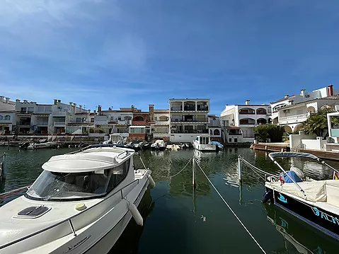 Apartment for sale with canal to Puerto Mistral Empuriabrava, includes parking in basement. Take advantage of this opportunity!