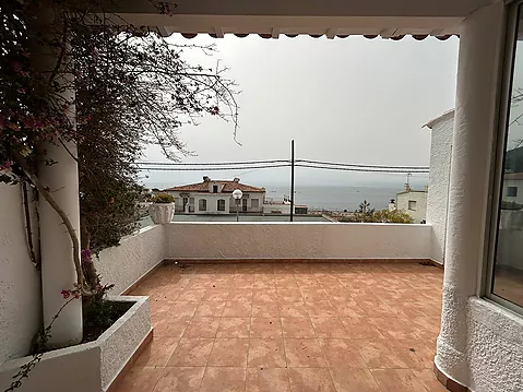 Apartment in Canyelles, Roses, with sea views, 2 bedrooms and a nice terrace, two steps from the beach. Perfect to relax!