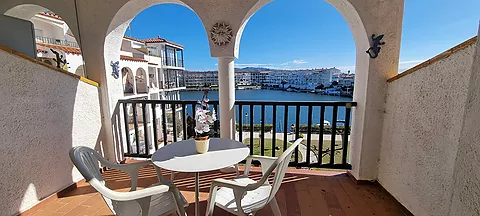 Bel appartement avec vue sur le lac de San Maurici, piscine et jardin communs, parking et garage disponibles.