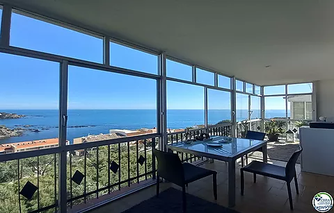 Apartamento totalmente reformado con vistas al mar.