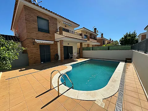 Beautiful villa in Empuriabrava with pool, 3 bedrooms and garage. Do not miss it!