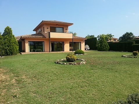 House in the golf of Navata for sale in Spain