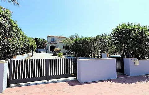 Villa entièrement rénovée dans le quartier exclusif de Peralada Golf