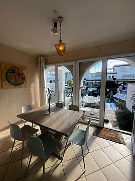 Belle maison pecheur avec amarre 4m x 8.50m sur un petit canal calme proche de la sortie du port.