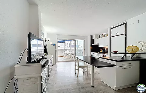 Renovated apartment a short walk from the sea in Roses