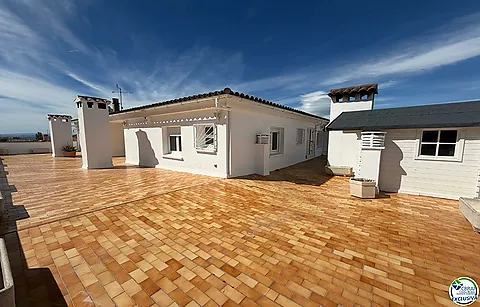 Penthouse in the heart of Roses,