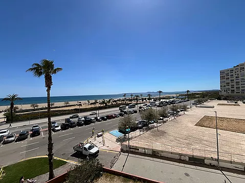 Estudi en primera línia de mar a Empuriabrava amb impressionants vistes, aparcament i traster comunitari per a bicicletes.