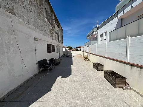 Empuriabrava centro, en venta apartamento renovado  de 65m2 y terraza de 95m2.