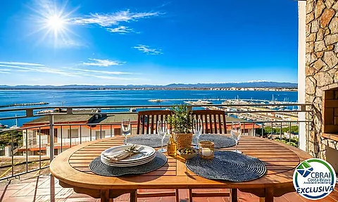 Propriété exclusive offrant une vue panoramique sur la mer et le port de Roses