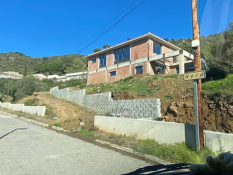 Grande maison moderne en cours de construction à Los Olivars. Une occasion unique de personnaliser votre logement. Vendue dans l'état actuel.