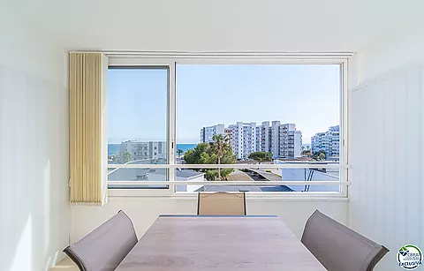 Apartamento en perfecto estado con un dormitorio y vistas al mar.