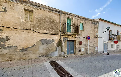 Authenticité et potentiel : Maison de village avec "voltes catalanes" au cœur de Palau-saverdera