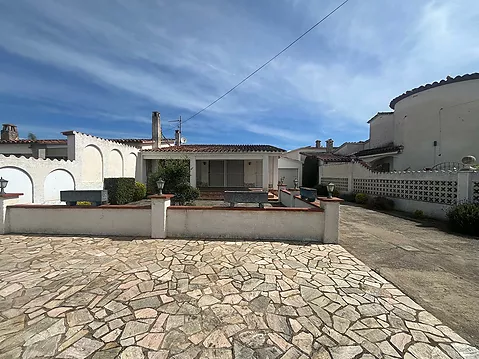 Casa de planta baja para reformar en Peni, con garaje, posibilidad de piscina y orientación suroeste.