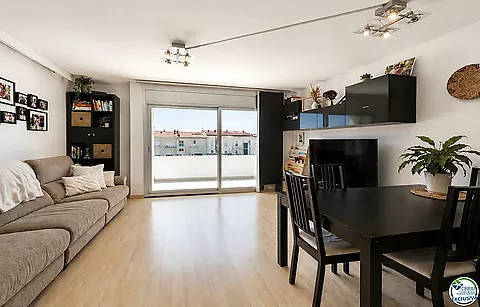 Dúplex ático con gran terraza y parking en el centro de Roses