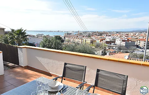 Estudi cabina amb llicència turística i vistes al mar.