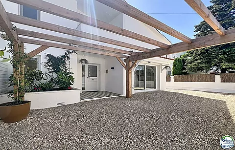 Maison rénovée avec 5 chambres et licence touristique à Empuriabrava secteur PeniMaison rénovée avec 5 chambres et licence touristique à Empuriabrava