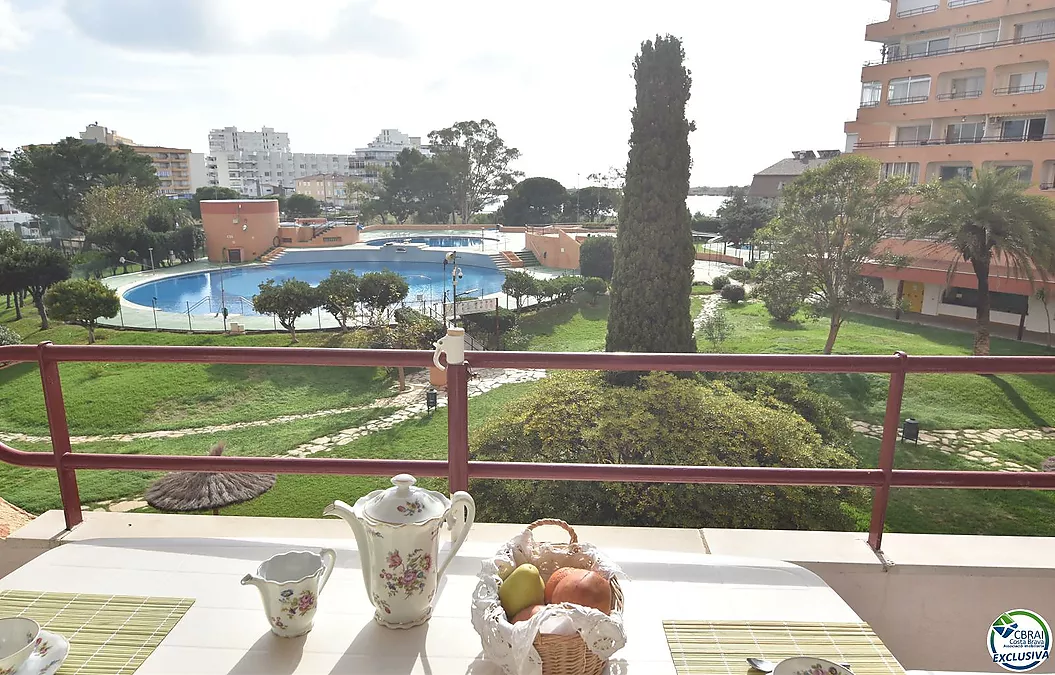 Apartment mit Touristenlizenz in Santa Margarita, Roses, mit Terrasse und Gemeinschaftspools.