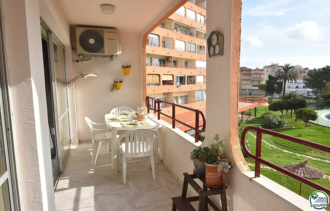 Apartment mit Touristenlizenz in Santa Margarita, Roses, mit Terrasse und Gemeinschaftspools.