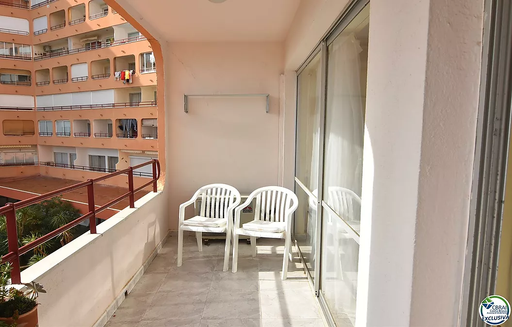 Apartment mit Touristenlizenz in Santa Margarita, Roses, mit Terrasse und Gemeinschaftspools.