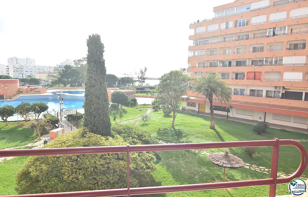 Apartment mit Touristenlizenz in Santa Margarita, Roses, mit Terrasse und Gemeinschaftspools.