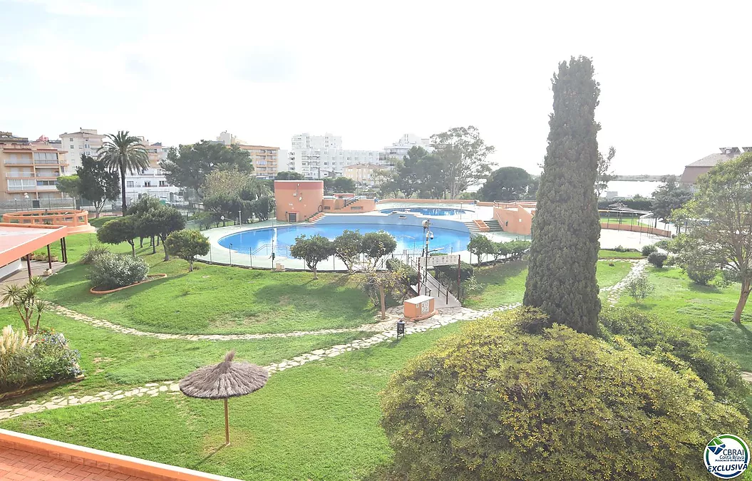 Apartment mit Touristenlizenz in Santa Margarita, Roses, mit Terrasse und Gemeinschaftspools.