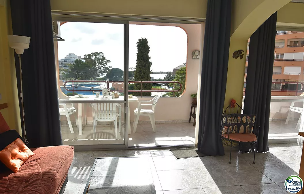 Apartment mit Touristenlizenz in Santa Margarita, Roses, mit Terrasse und Gemeinschaftspools.