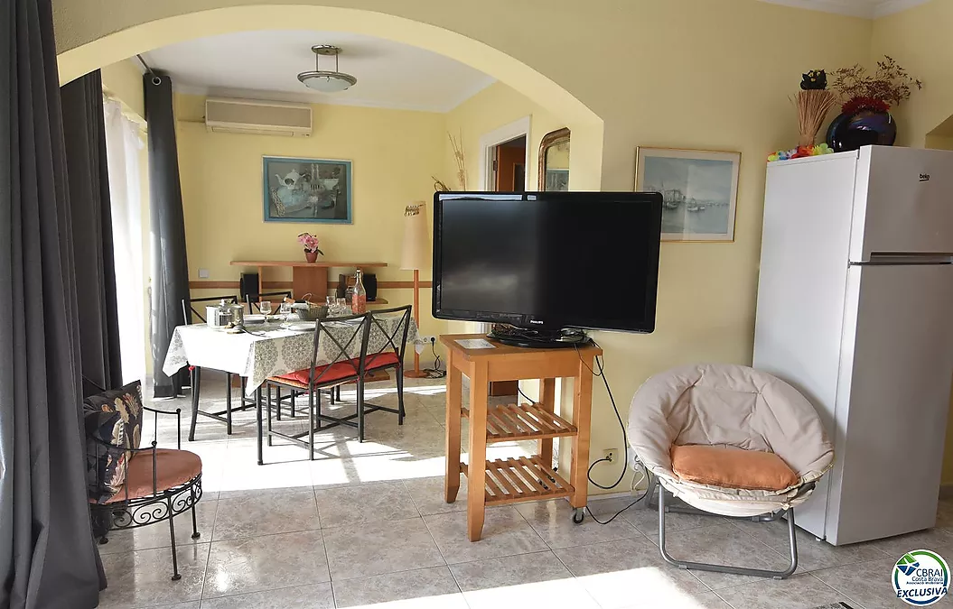 Apartment mit Touristenlizenz in Santa Margarita, Roses, mit Terrasse und Gemeinschaftspools.
