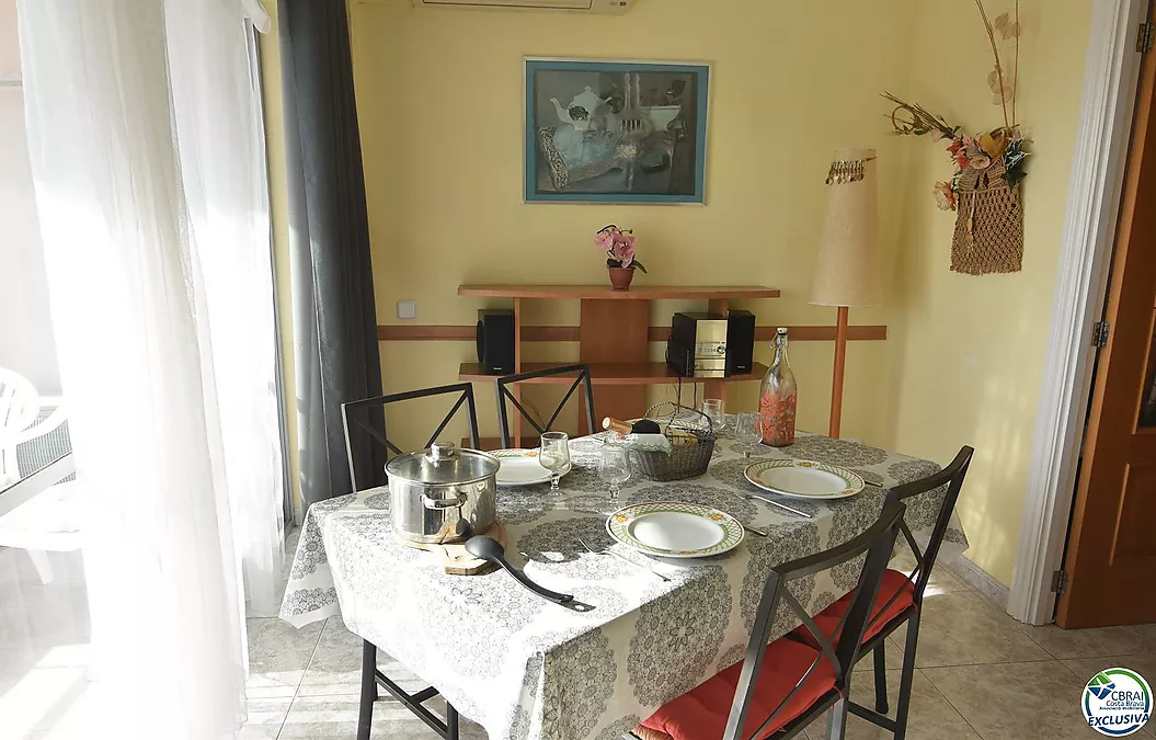 Apartment mit Touristenlizenz in Santa Margarita, Roses, mit Terrasse und Gemeinschaftspools.
