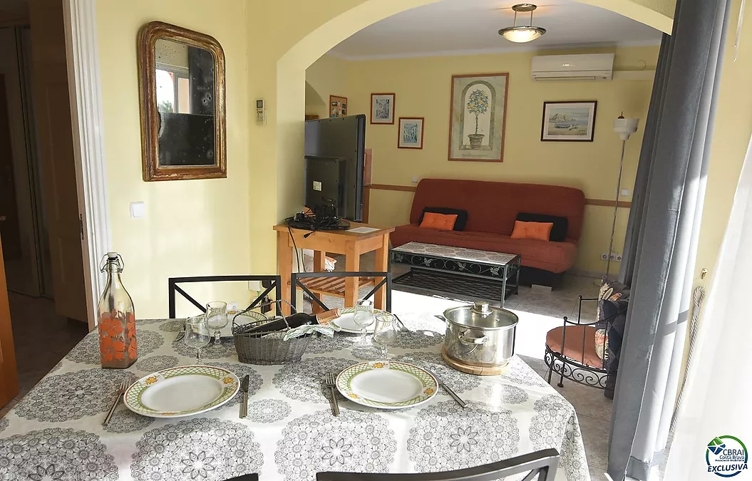 Apartment mit Touristenlizenz in Santa Margarita, Roses, mit Terrasse und Gemeinschaftspools.