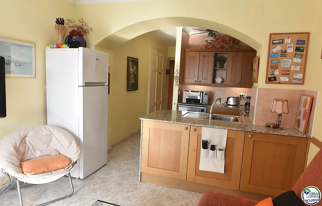 Apartment mit Touristenlizenz in Santa Margarita, Roses, mit Terrasse und Gemeinschaftspools.