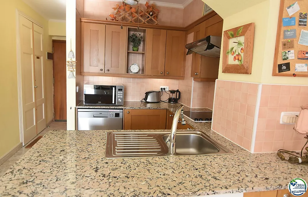 Apartment mit Touristenlizenz in Santa Margarita, Roses, mit Terrasse und Gemeinschaftspools.