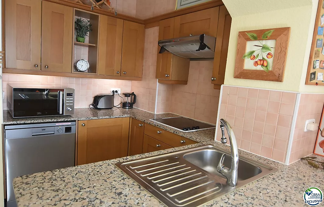 Apartment mit Touristenlizenz in Santa Margarita, Roses, mit Terrasse und Gemeinschaftspools.