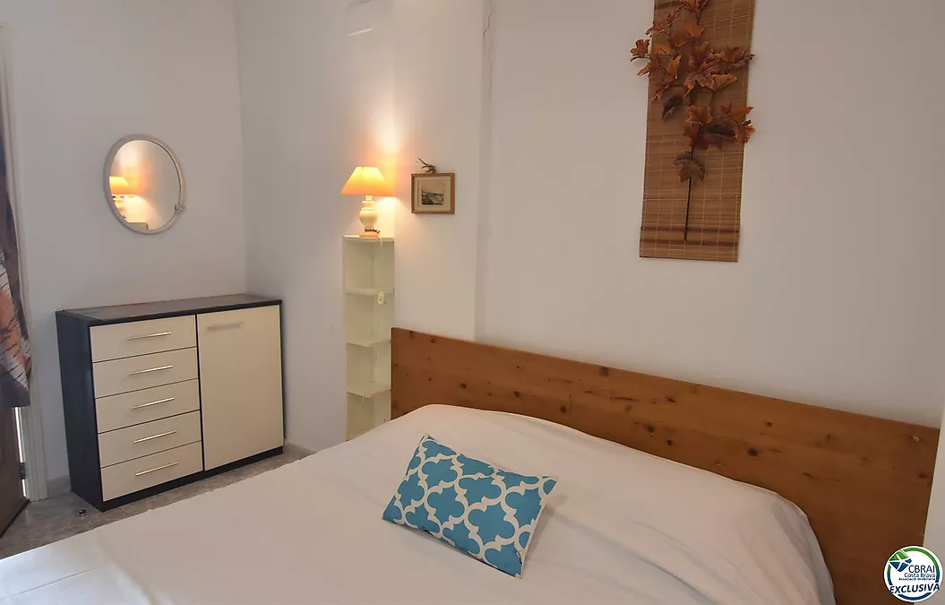 Apartment mit Touristenlizenz in Santa Margarita, Roses, mit Terrasse und Gemeinschaftspools.