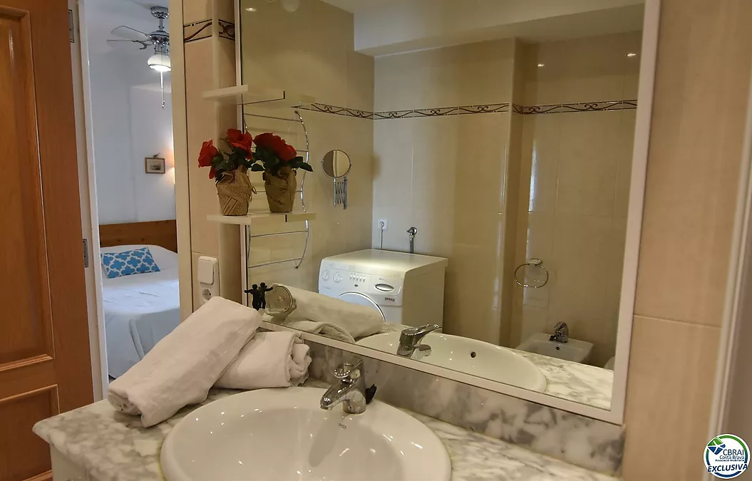 Apartment mit Touristenlizenz in Santa Margarita, Roses, mit Terrasse und Gemeinschaftspools.